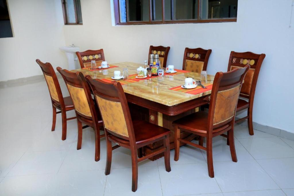 Discovery Courts Hotel Entebbe Exterior foto